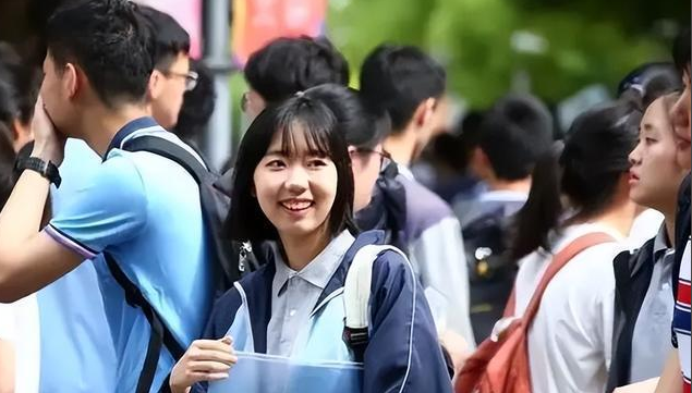 言传身教老师根据本身经历形成的共同个人魅力与鲜明教育风格 言传身教老师根据本身经历形成的共同个人魅力与鲜明教育风格