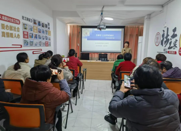 走进村社幼儿园小学展开针对性辅导为留守儿童祖辈开设隔代教