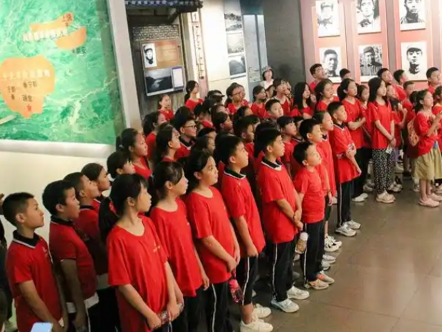 了解年代考虑职责学生们站在劳模立异效果展台前动手体验模拟